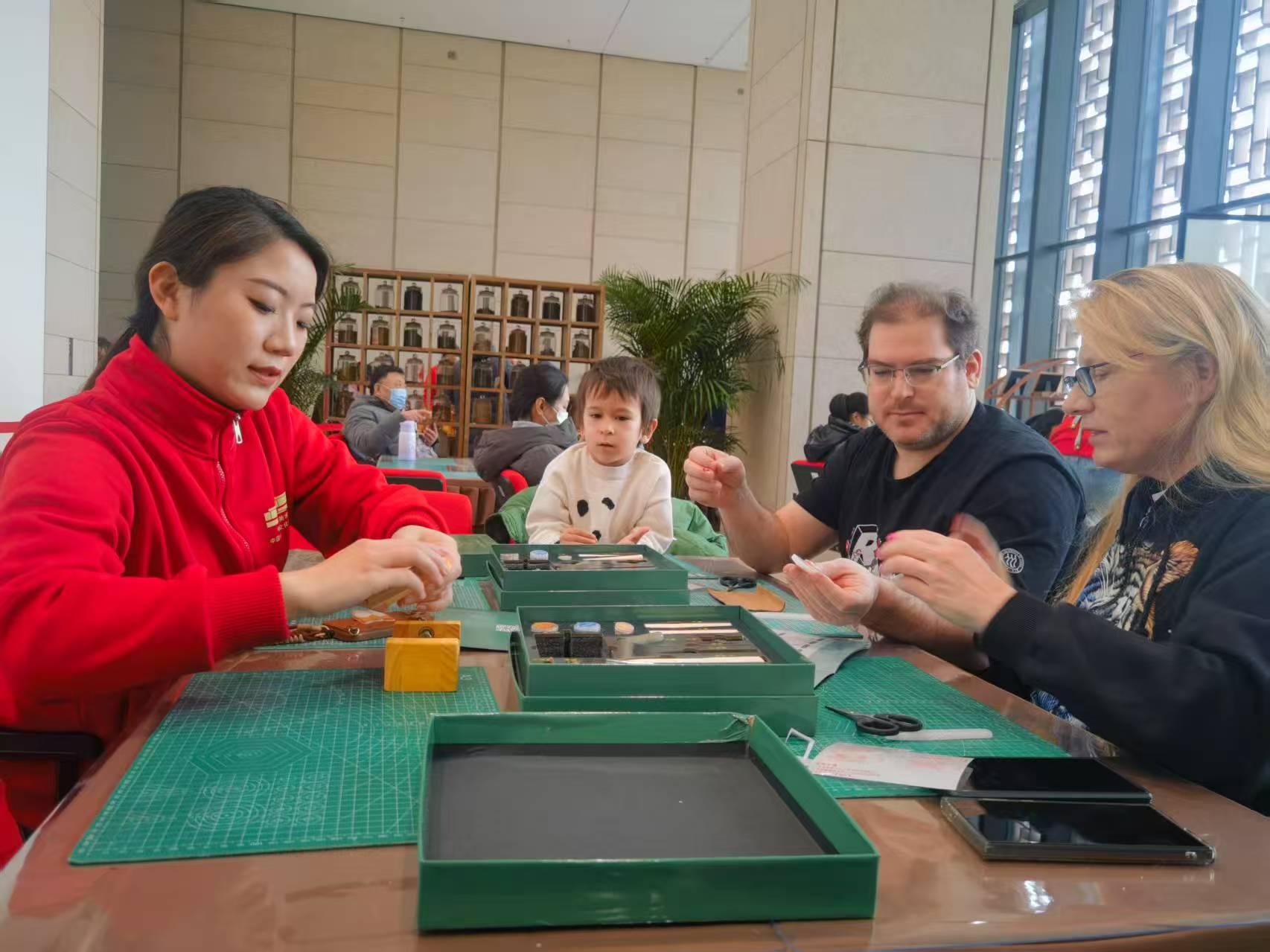 ​带走一件手工艺品，记住一个中国故事